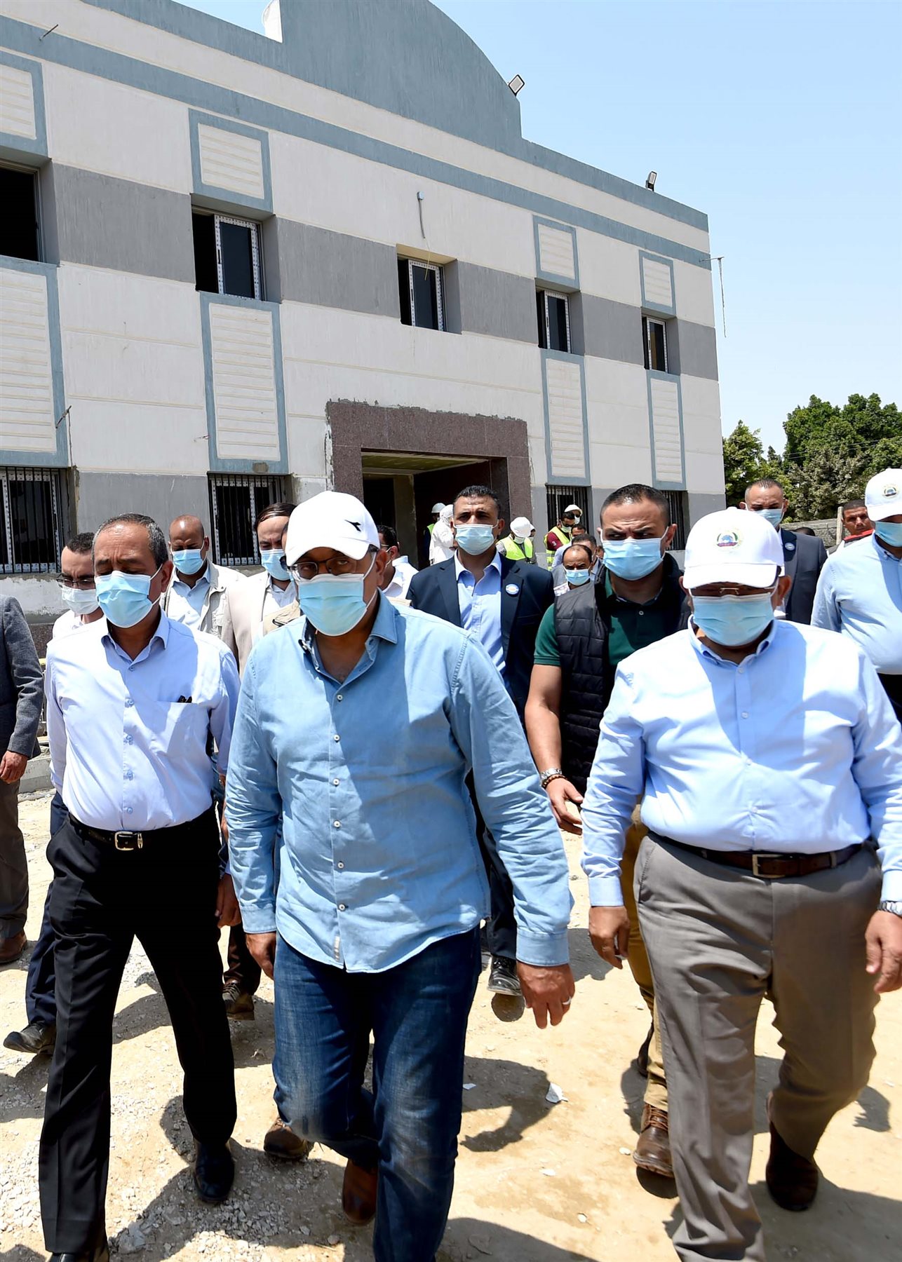 مدبولي يتجول في شوارع قرية الأبطال بالإسماعيلية (12)