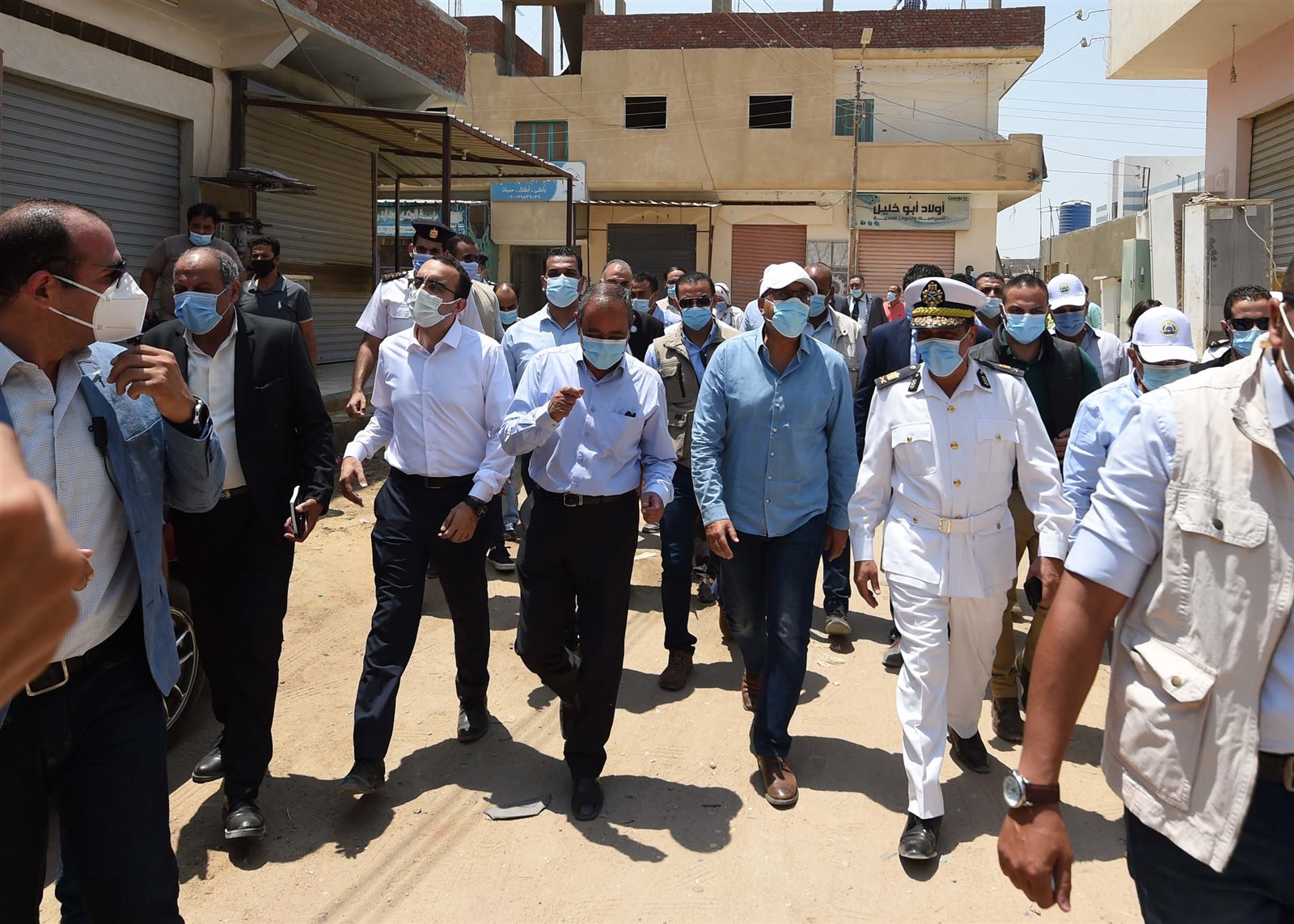 مدبولي يتجول في شوارع قرية الأبطال بالإسماعيلية (14)