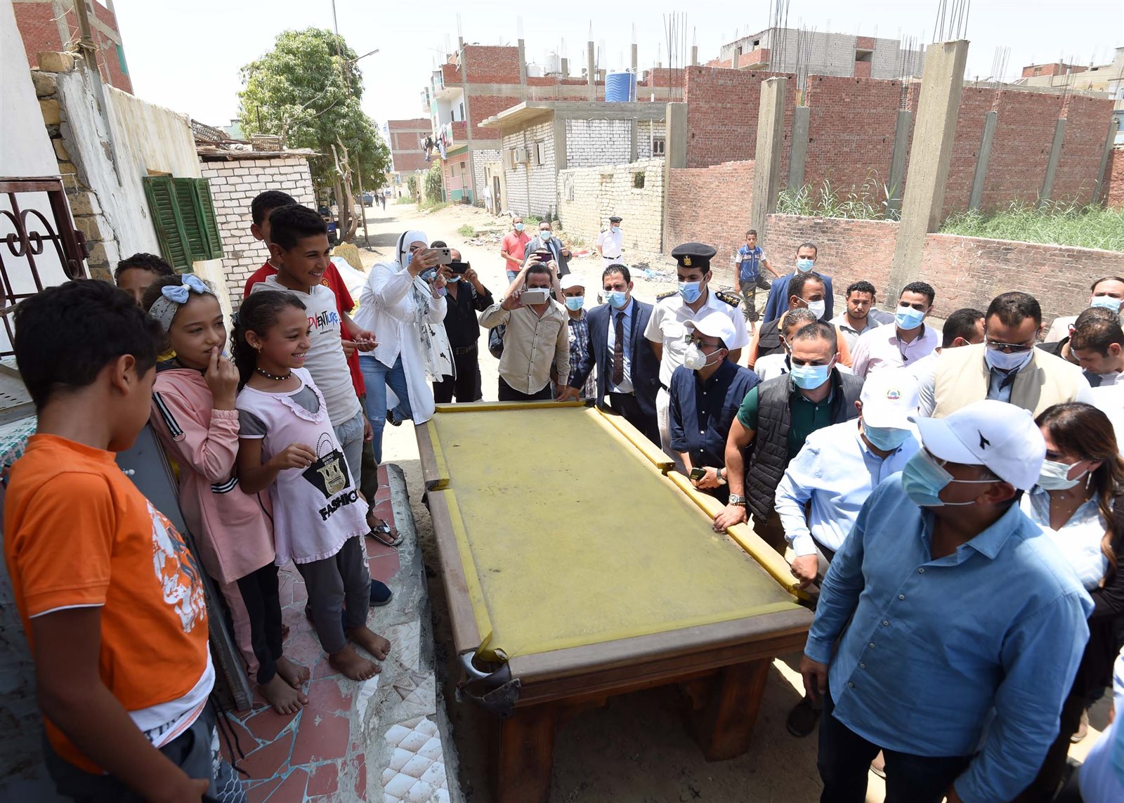 مدبولي يتجول في شوارع قرية الأبطال بالإسماعيلية (21)