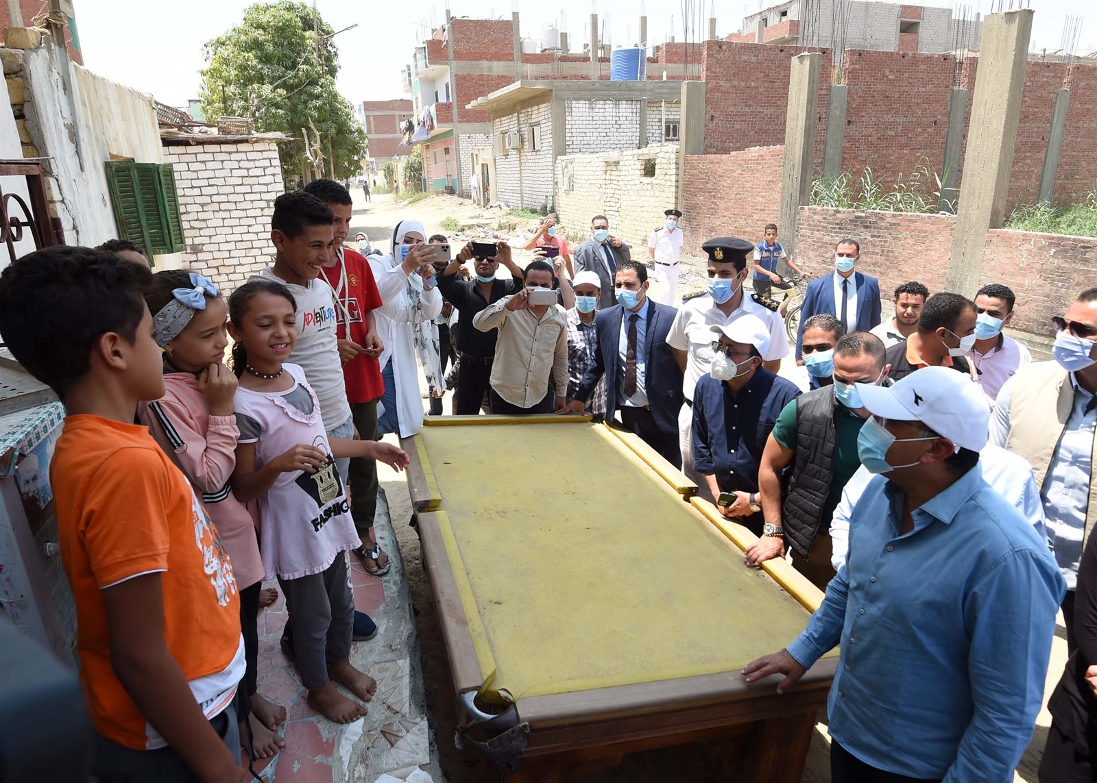 مدبولي يتجول في شوارع قرية الأبطال بالإسماعيلية (22)