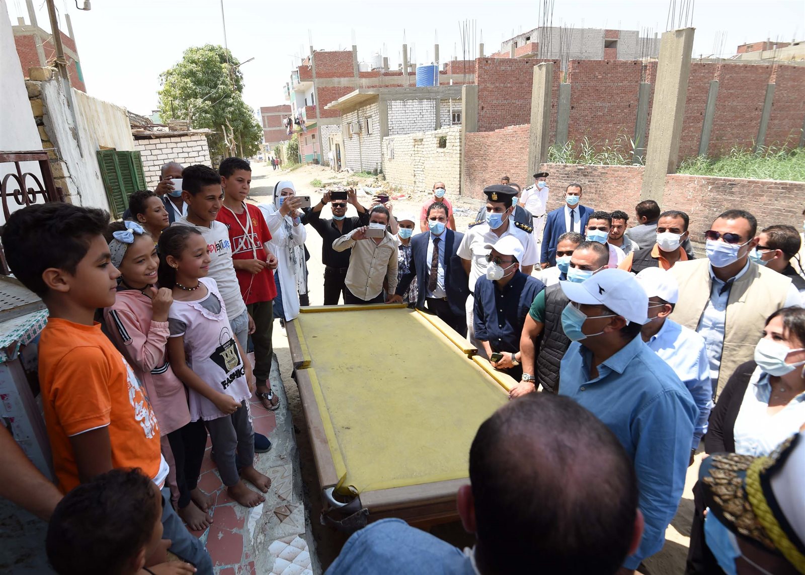 مدبولي يتجول في شوارع قرية الأبطال بالإسماعيلية (23)