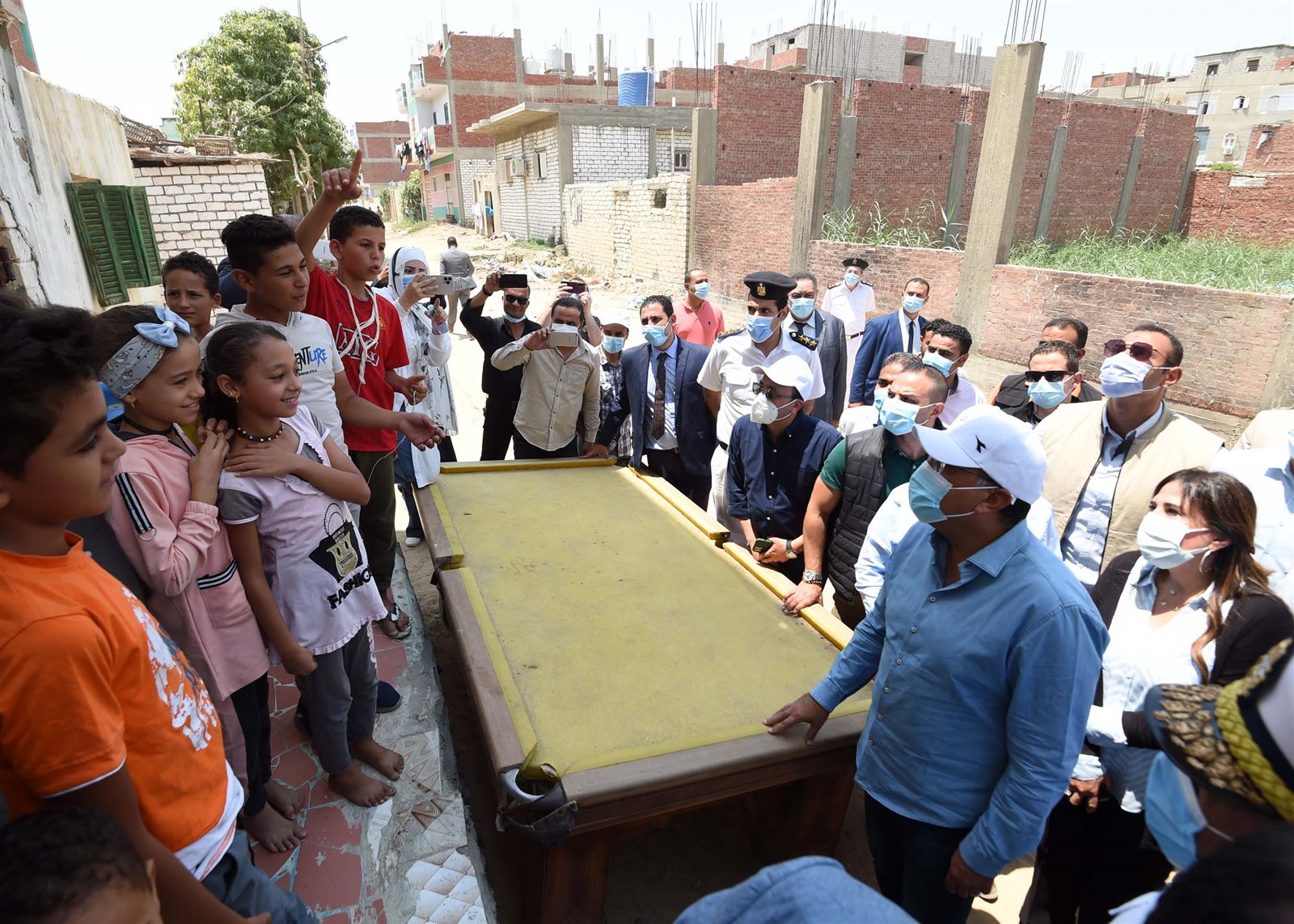مدبولي يتجول في شوارع قرية الأبطال بالإسماعيلية (24)