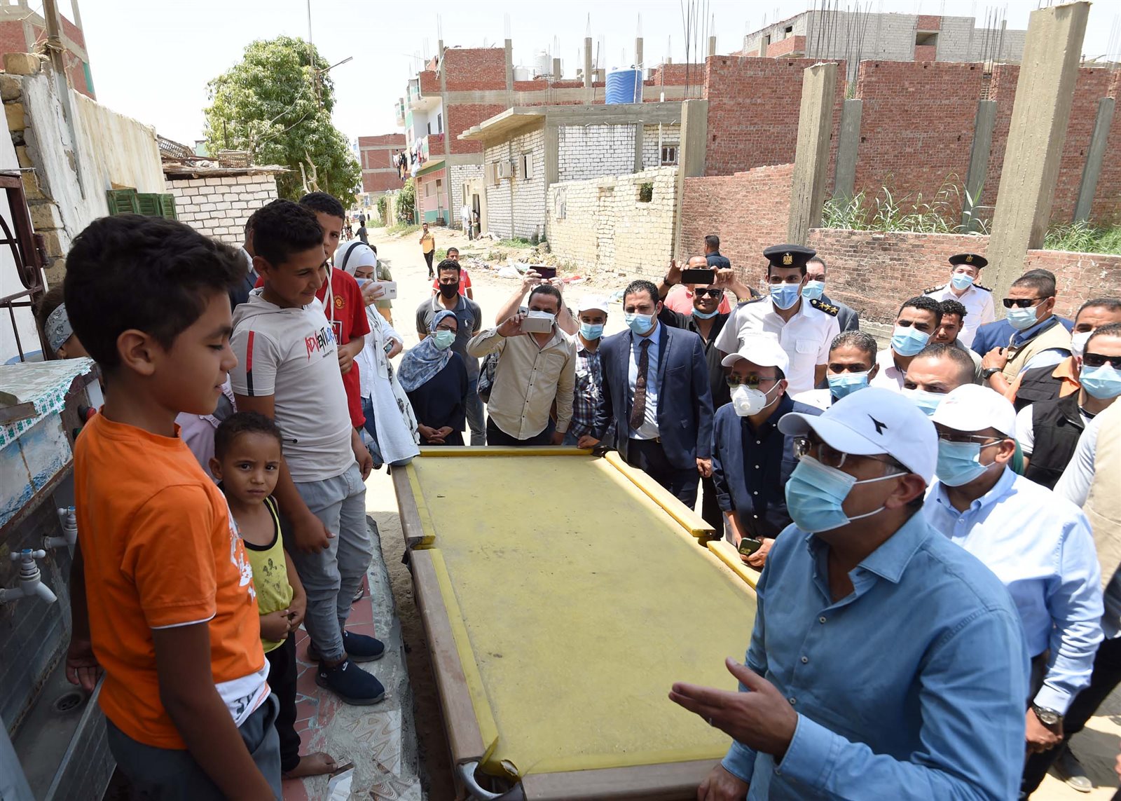 مدبولي يتجول في شوارع قرية الأبطال بالإسماعيلية (26)