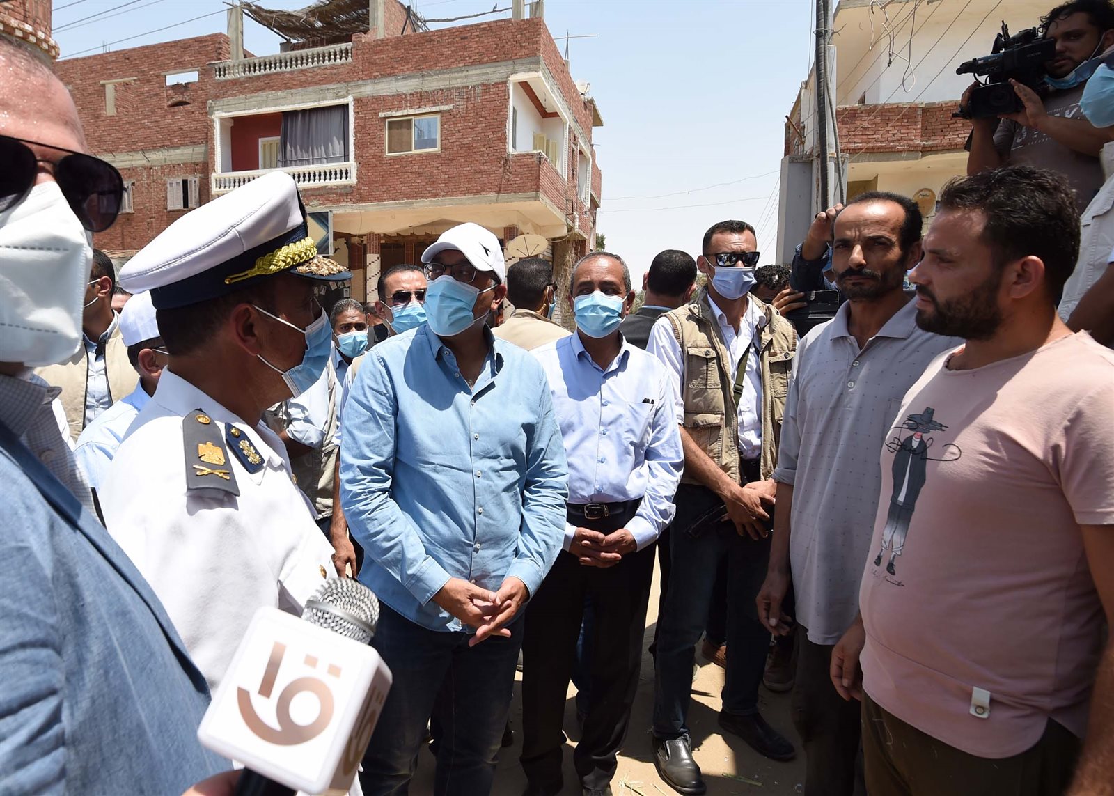 مدبولي يتجول في شوارع قرية الأبطال بالإسماعيلية (28)