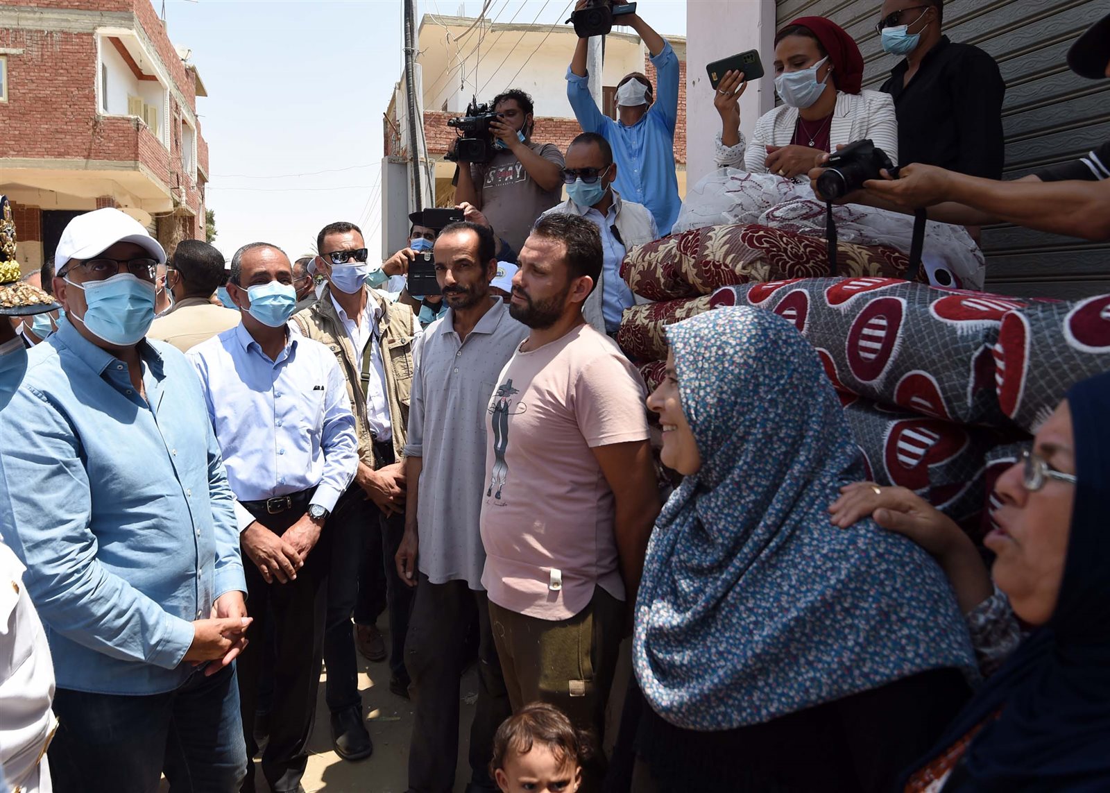 مدبولي يتجول في شوارع قرية الأبطال بالإسماعيلية (29)