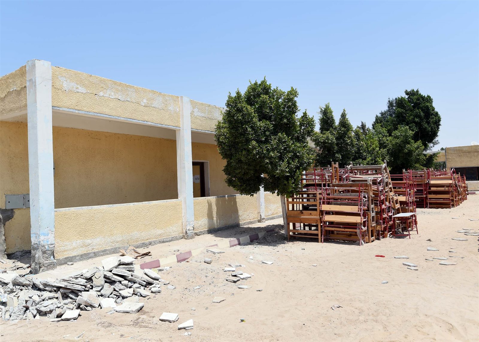 مدبولي يتجول في شوارع قرية الأبطال بالإسماعيلية (41)