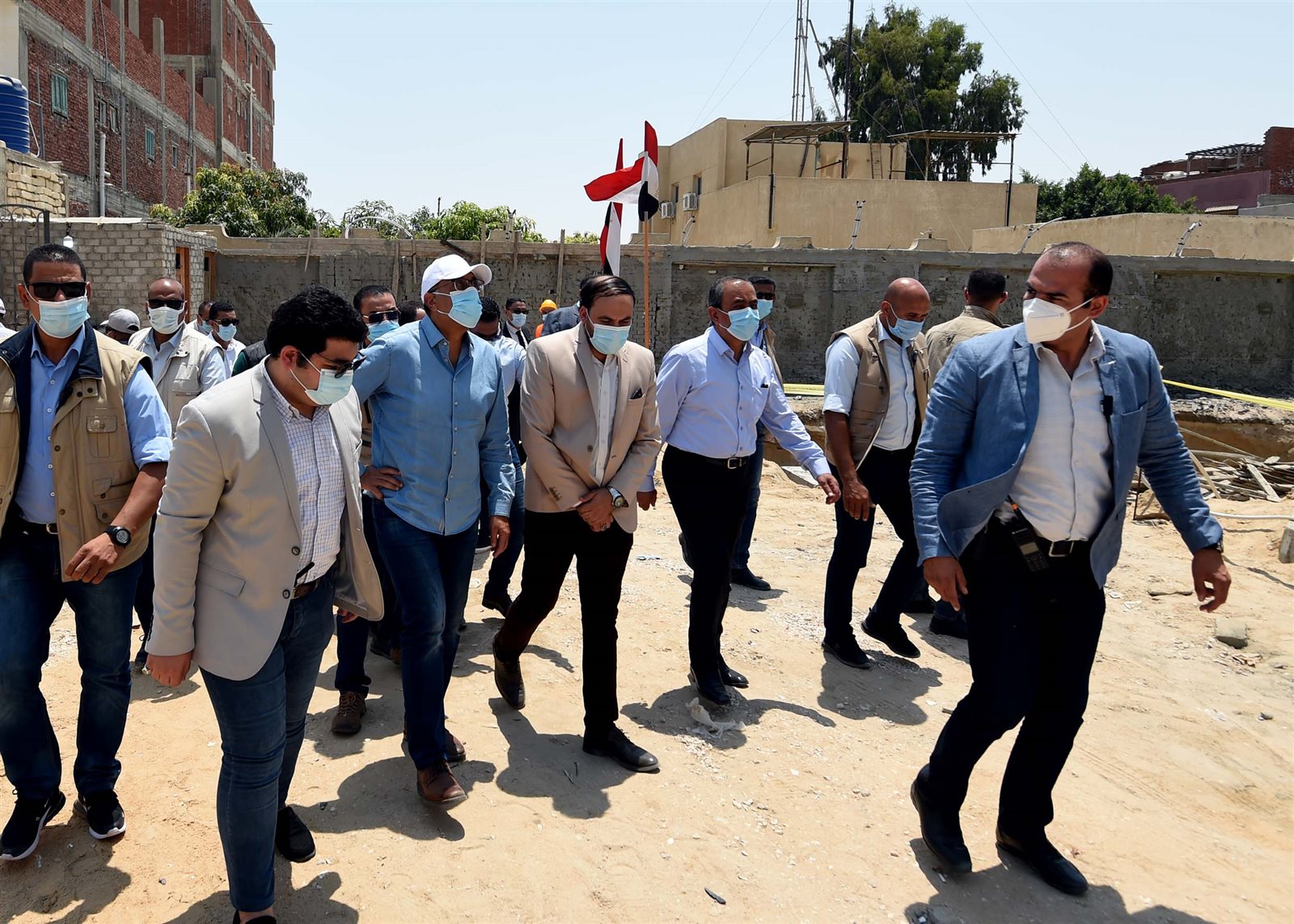 مدبولي يتجول في شوارع قرية الأبطال بالإسماعيلية (5)