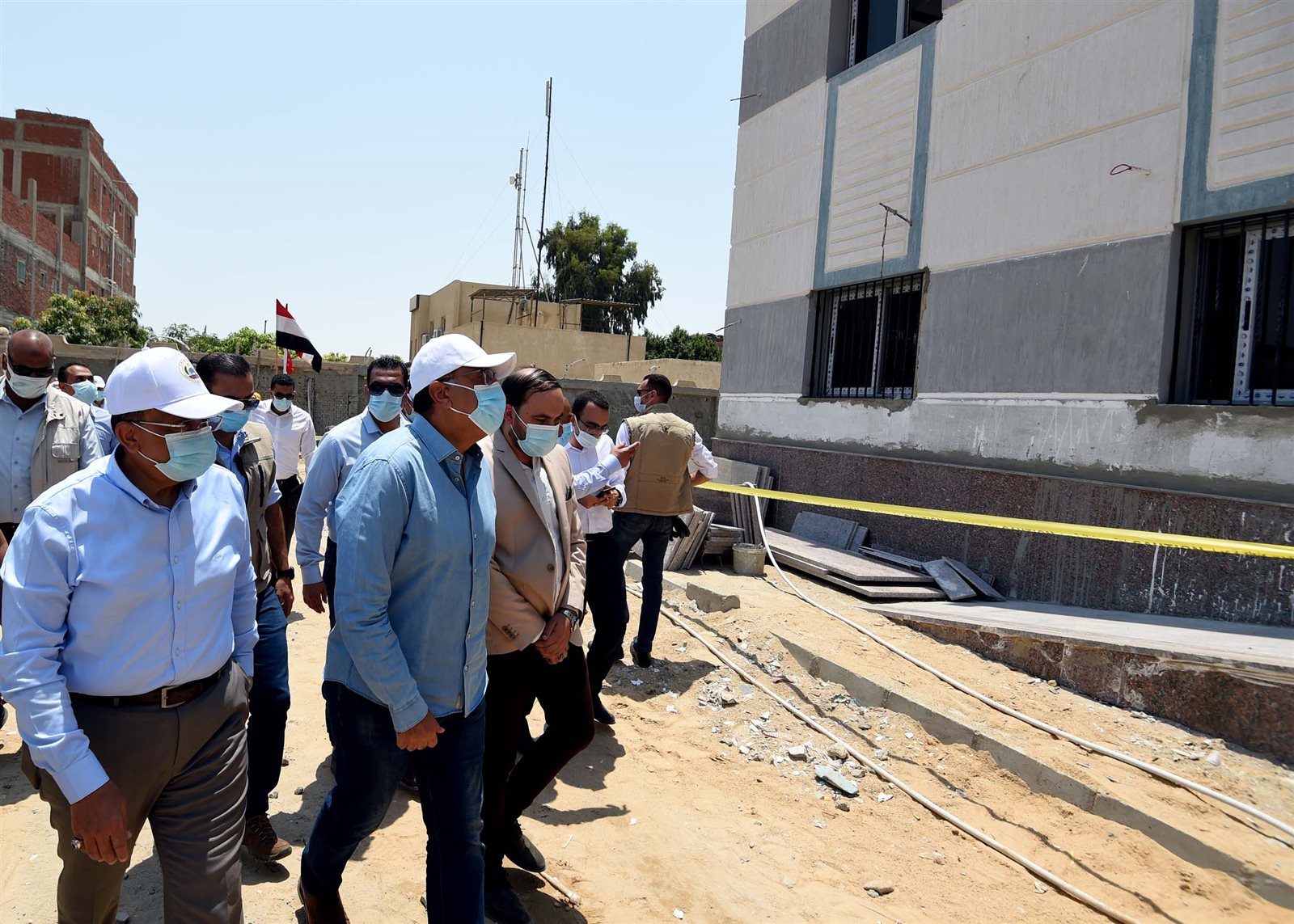 مدبولي يتجول في شوارع قرية الأبطال بالإسماعيلية (6)