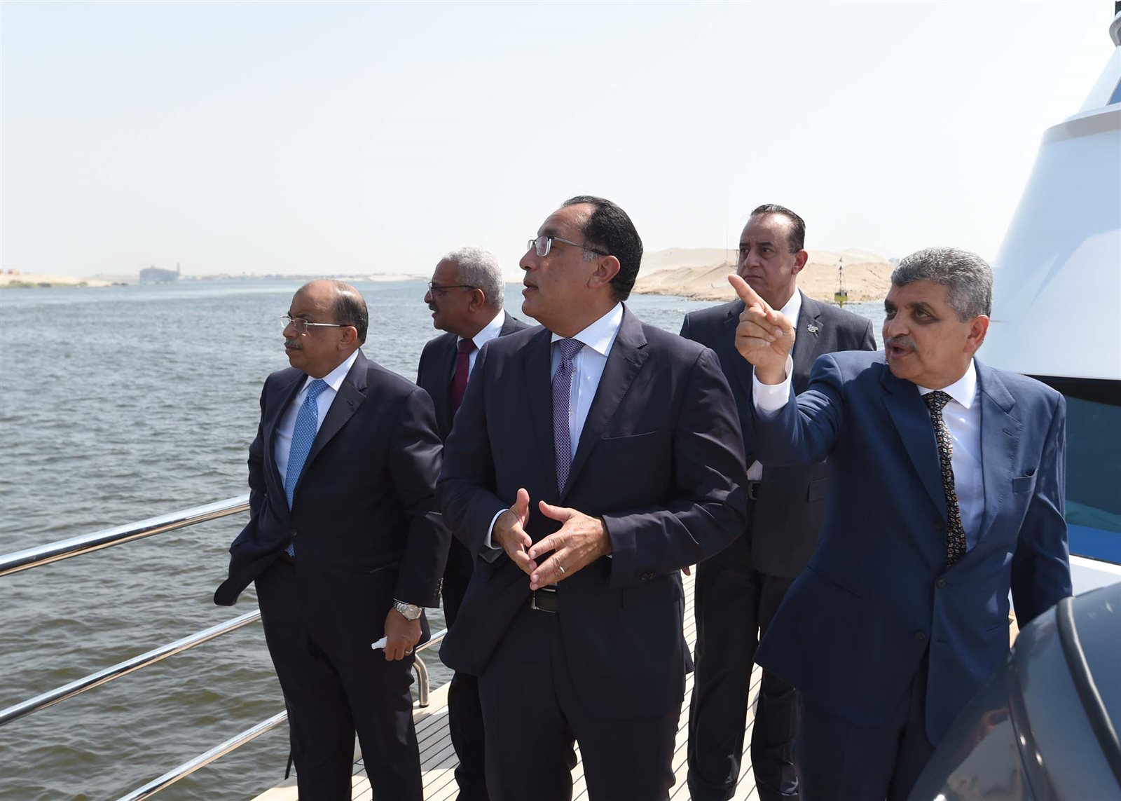 رئيس الوزراء يشهد مراسم رفع العلم على الكراكة (11)