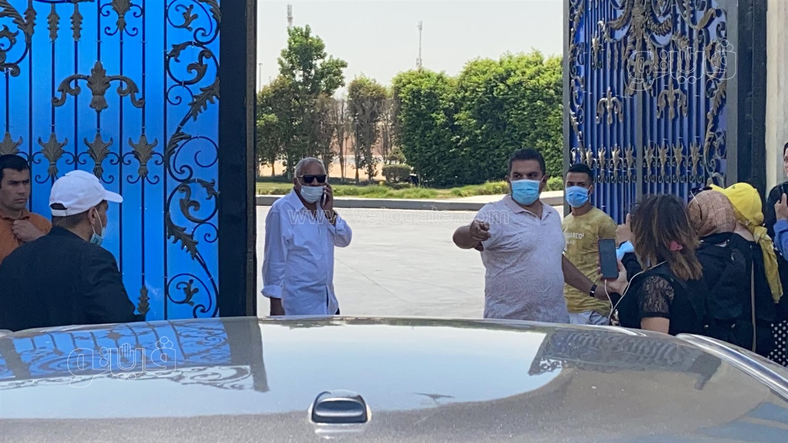 جنازة دلال عبد العزيز.. وصول شيرين عبد الوهاب والسبكي لمسجد المشير طنطاوي (2)