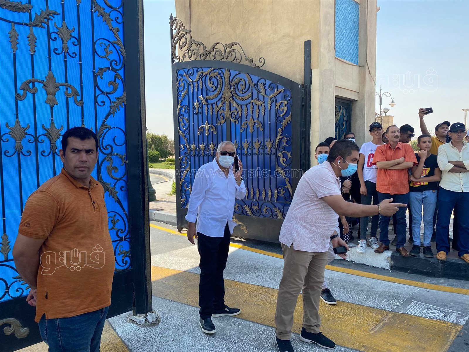 جنازة دلال عبد العزيز.. وصول شيرين عبد الوهاب والسبكي لمسجد المشير طنطاوي (3)