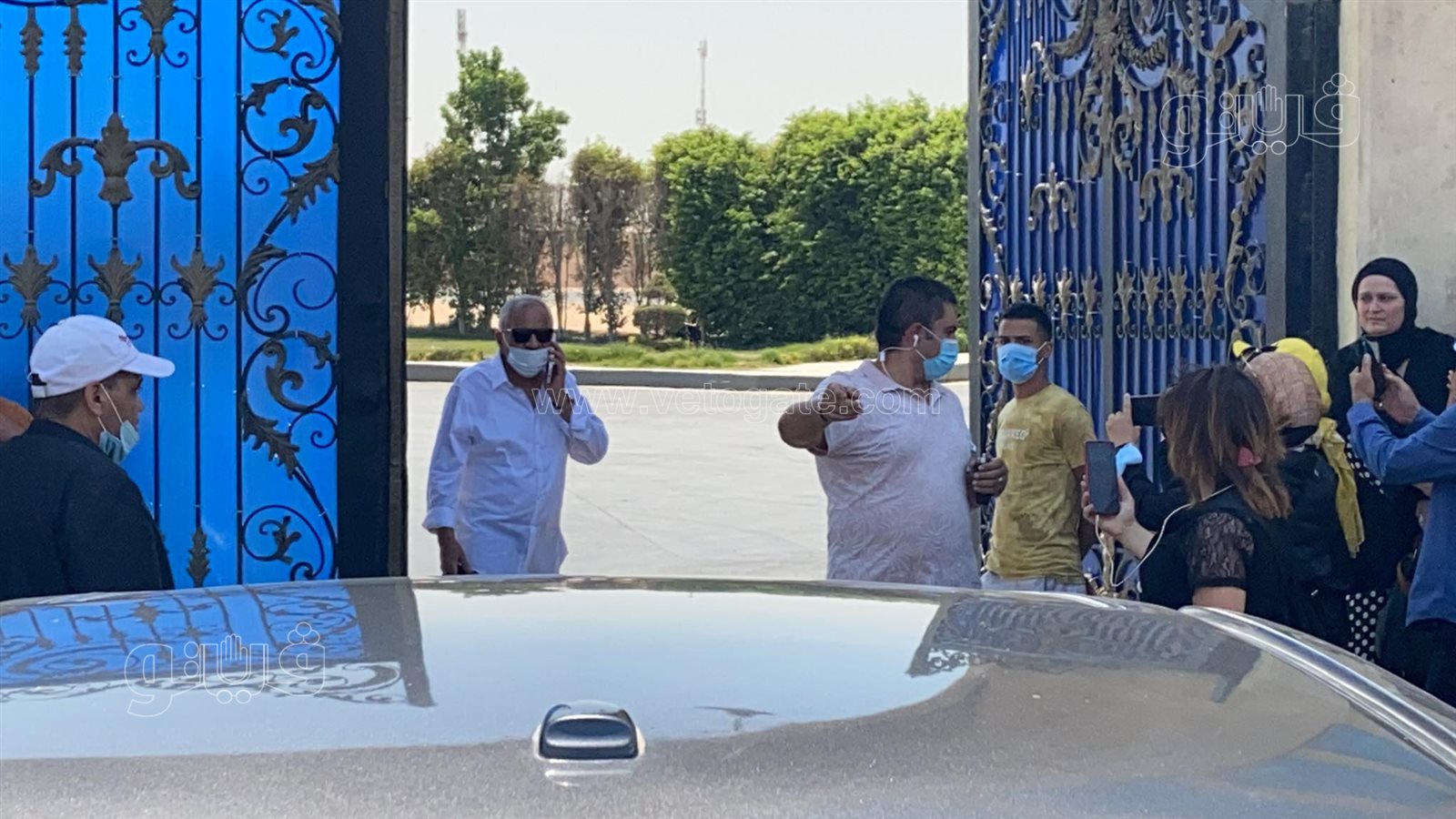 جنازة دلال عبد العزيز.. وصول شيرين عبد الوهاب والسبكي لمسجد المشير طنطاوي (4)