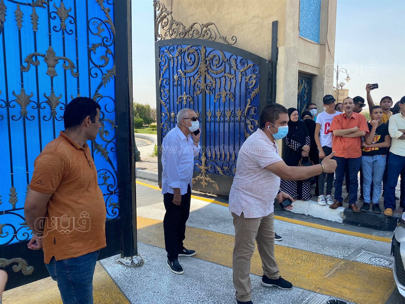 جنازة دلال عبد العزيز.. وصول شيرين عبد الوهاب والسبكي لمسجد المشير طنطاوي (5)