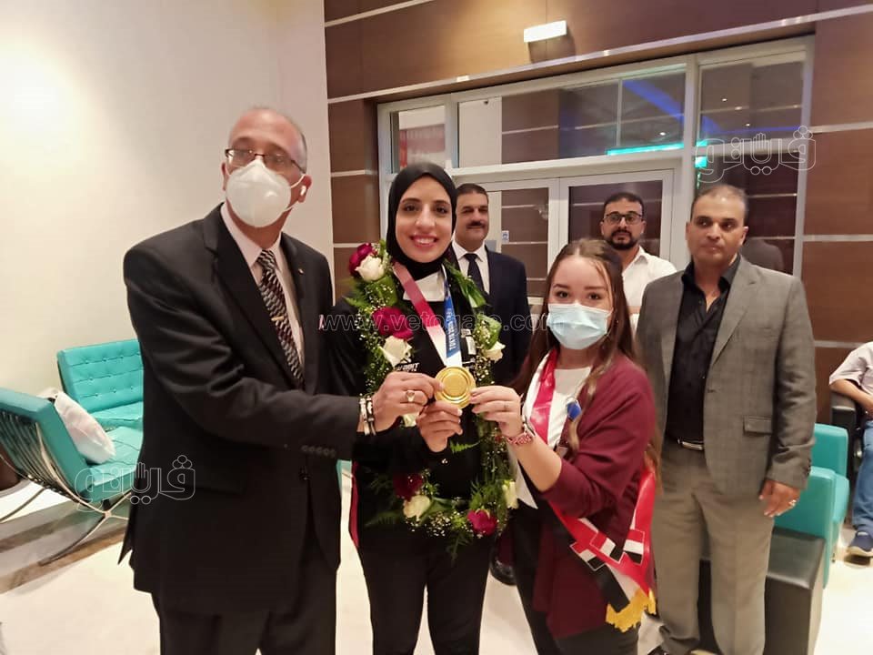 وصول فريال أشرف لمطار القاهرة  (18)