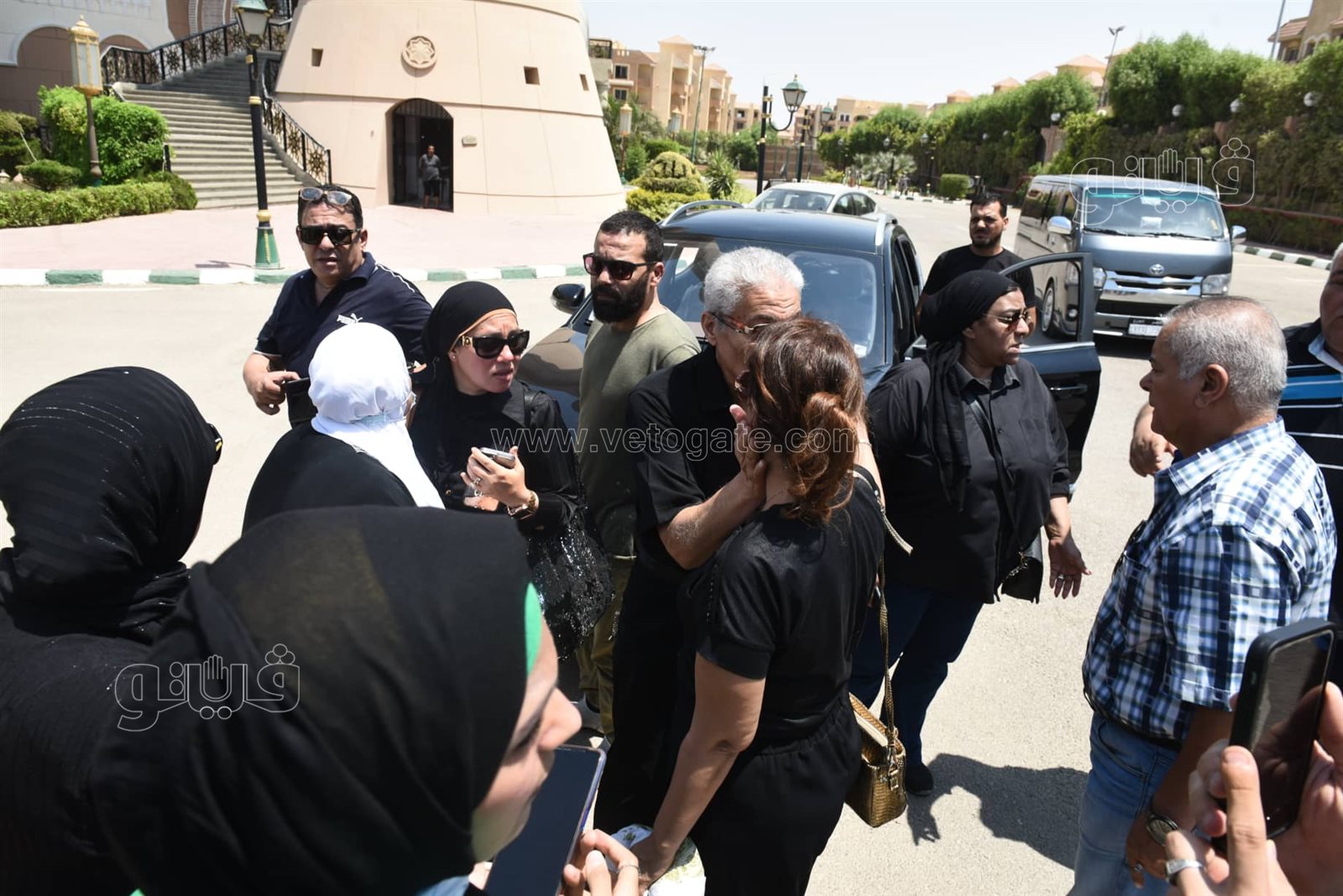 لحظة تشييع جثمان رجاء حسين من مسجد الشرطة بحضور طليقها وزوجته (15)