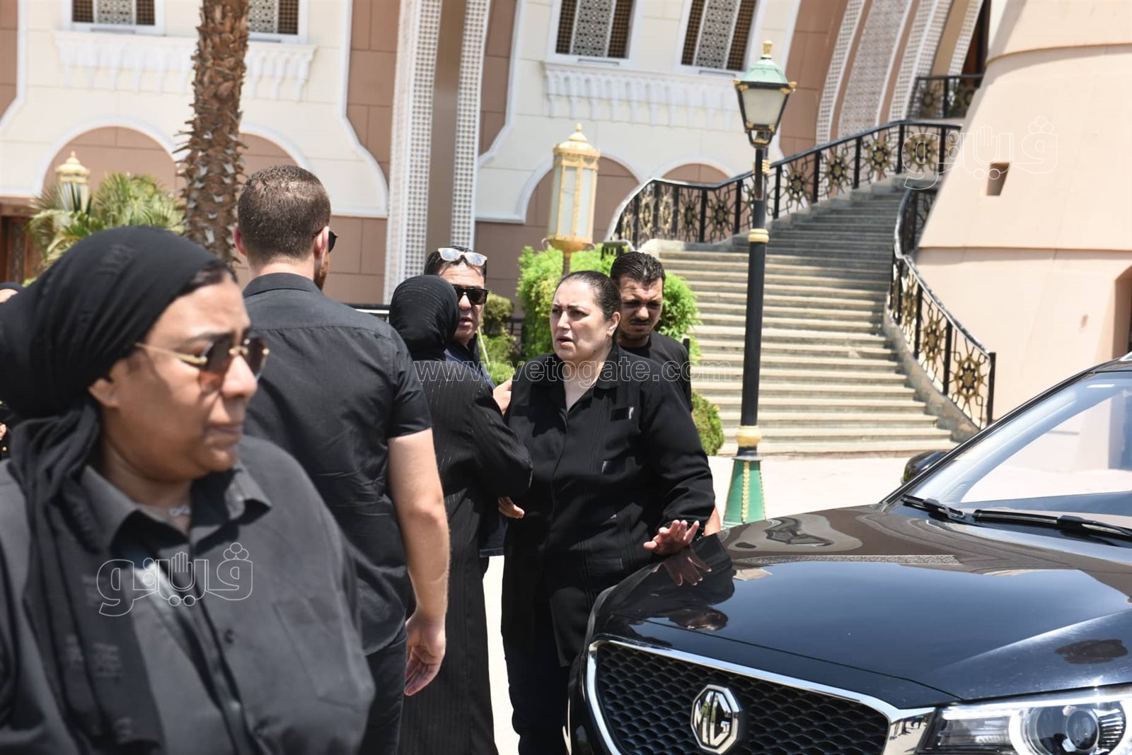لحظة تشييع جثمان رجاء حسين من مسجد الشرطة بحضور طليقها وزوجته (16)