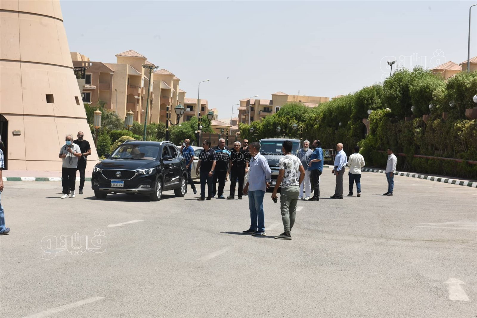 لحظة تشييع جثمان رجاء حسين من مسجد الشرطة بحضور طليقها وزوجته (18)