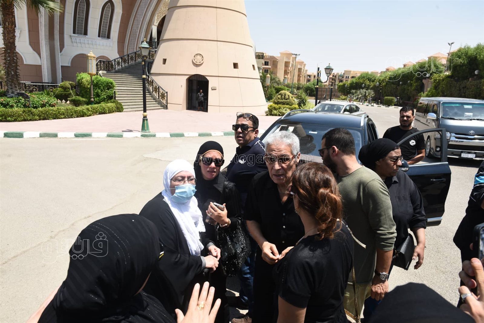 لحظة تشييع جثمان رجاء حسين من مسجد الشرطة بحضور طليقها وزوجته (25)