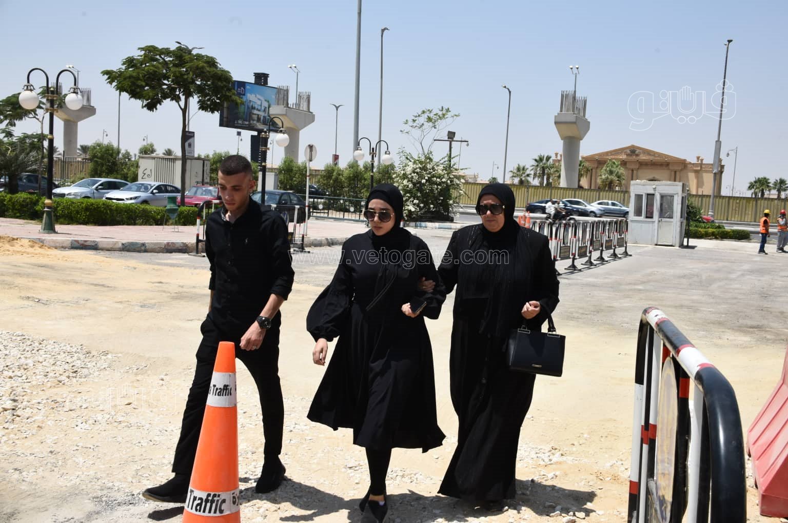 لحظة تشييع جثمان رجاء حسين من مسجد الشرطة بحضور طليقها وزوجته (26)