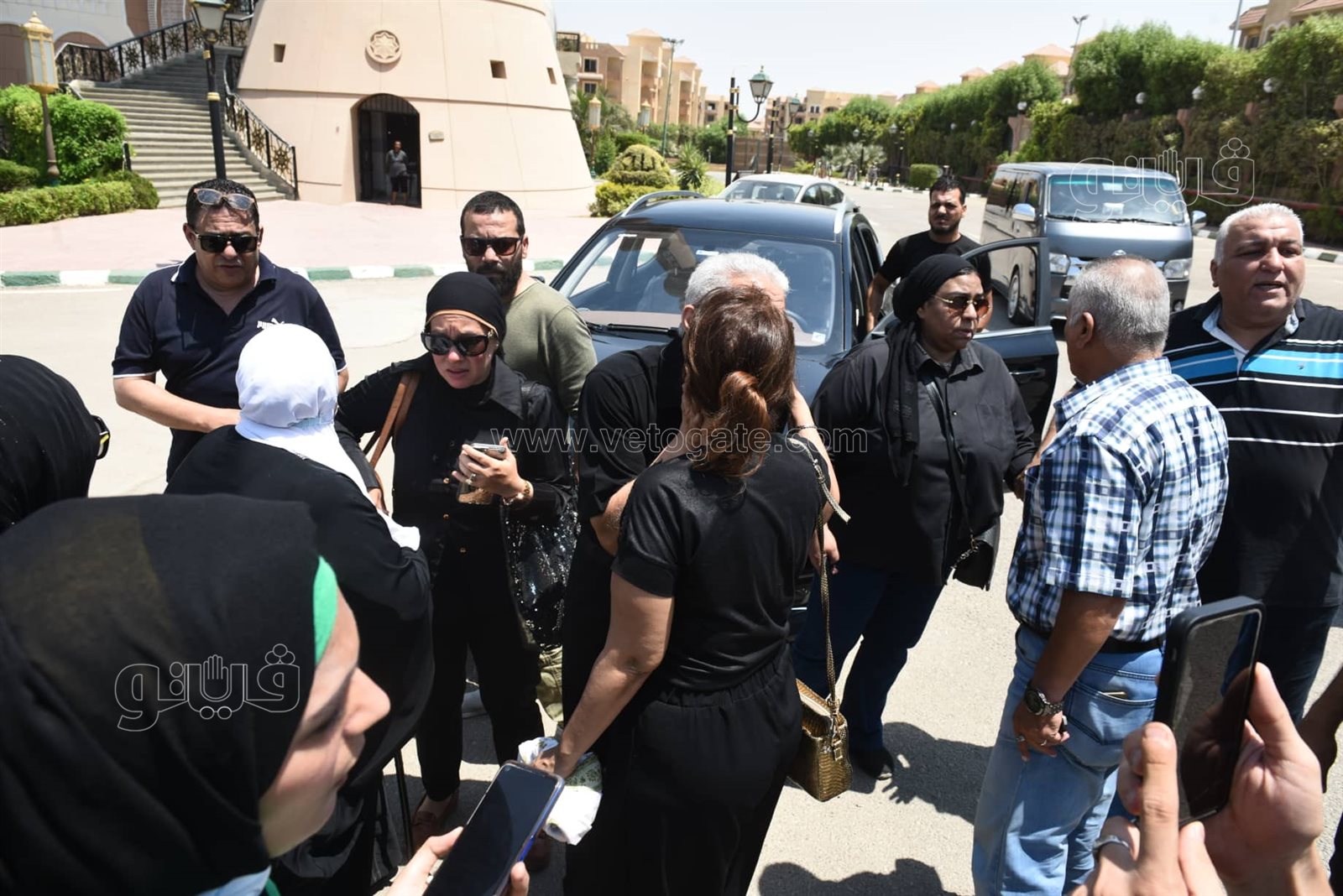 أثناء الجنازة.. الحزن يسيطر على أسرة رجاء حسن وطليقها (3)