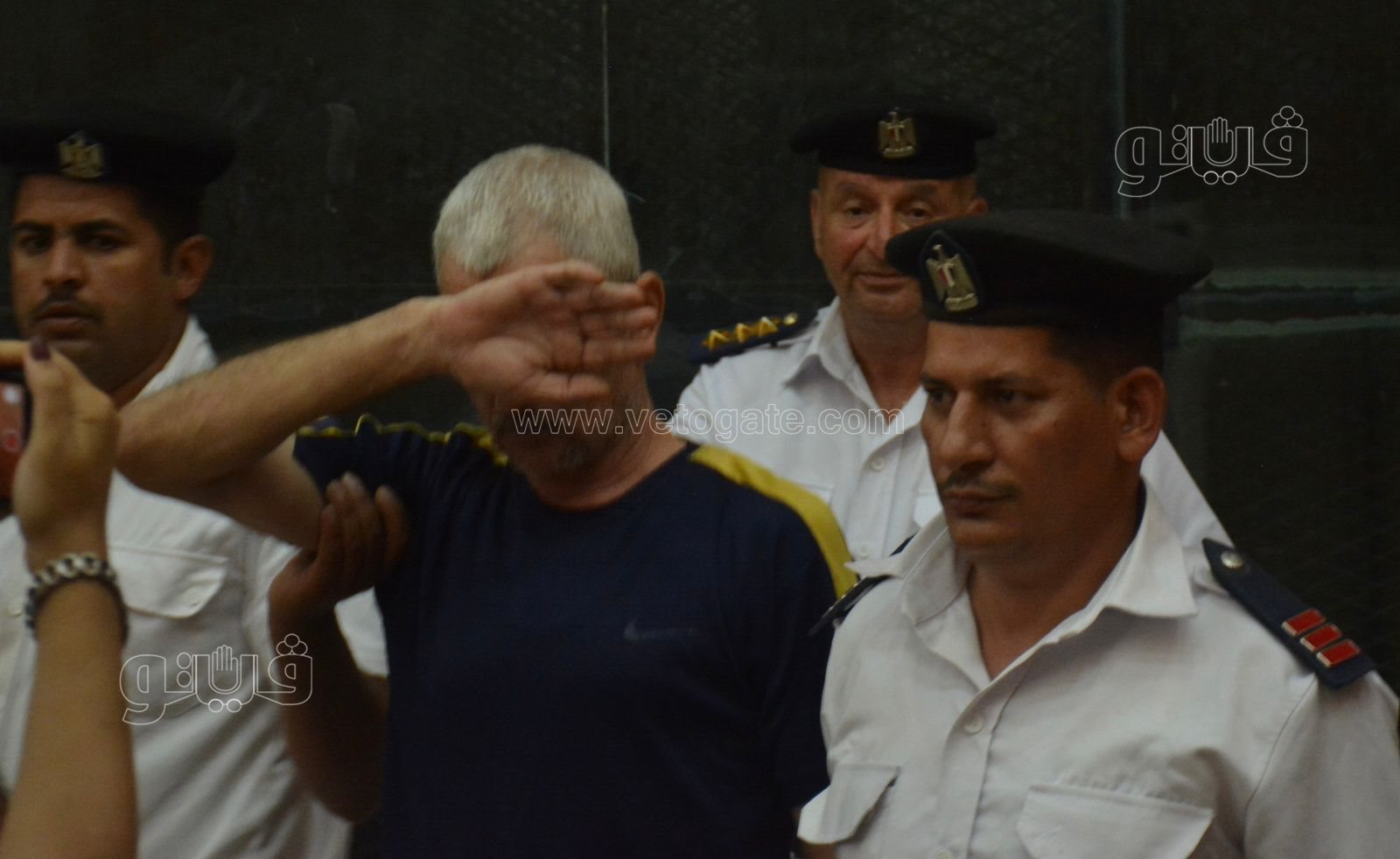 المتهم في مذبحة الريف الأوروبي يخفي وجهه أثناء محاكمته (5)