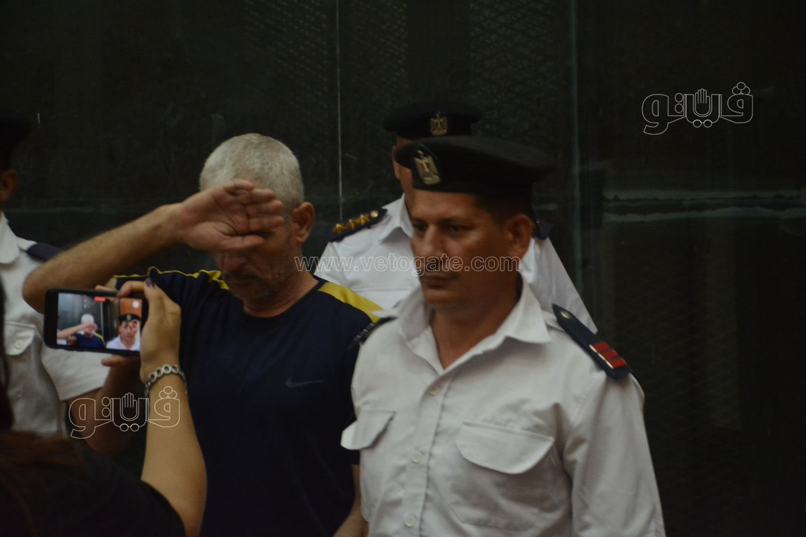 المتهم في مذبحة الريف الأوروبي يخفي وجهه أثناء محاكمته (6)