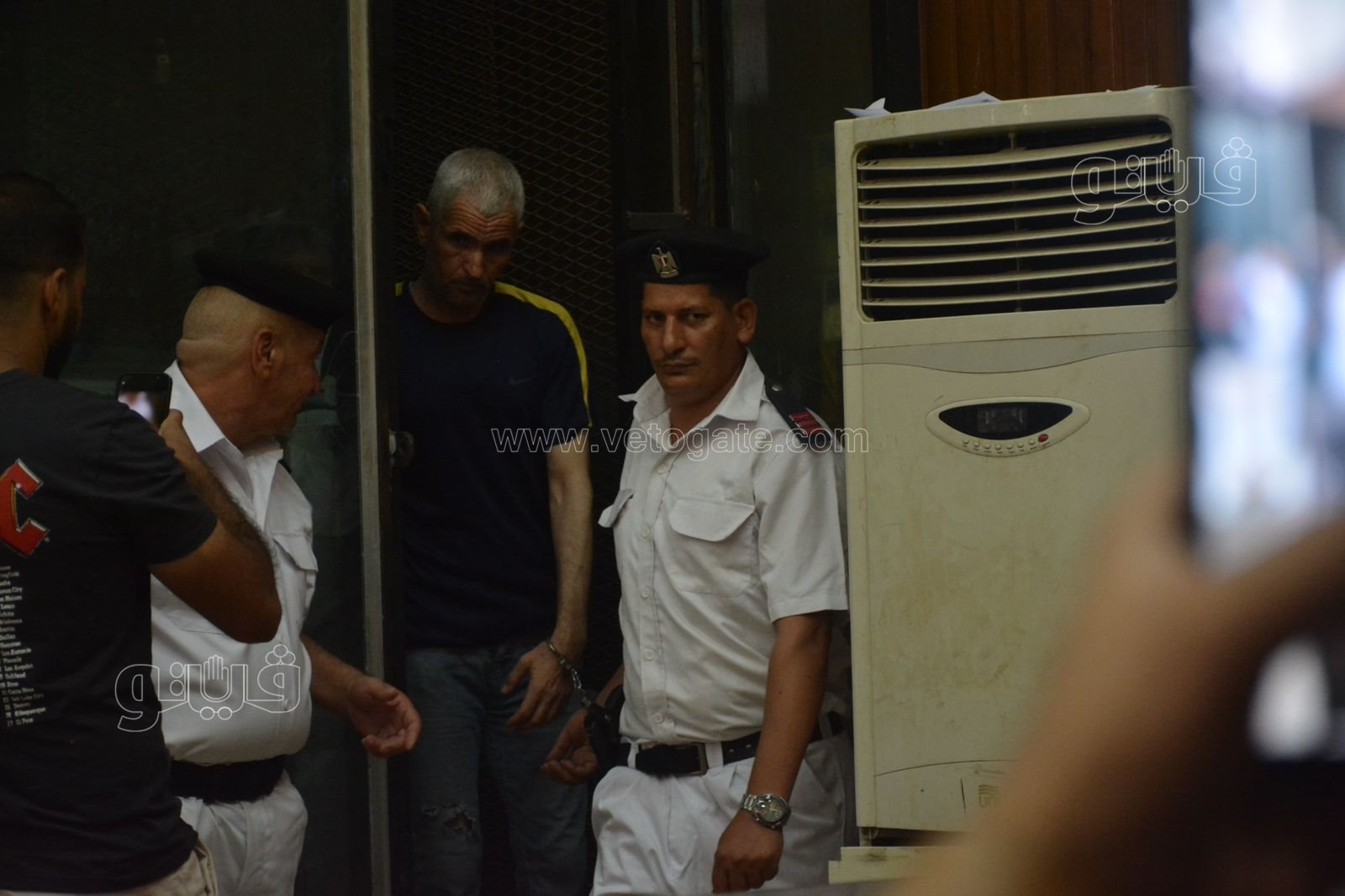 المتهم في مذبحة الريف الأوروبي يخفي وجهه أثناء محاكمته (3)