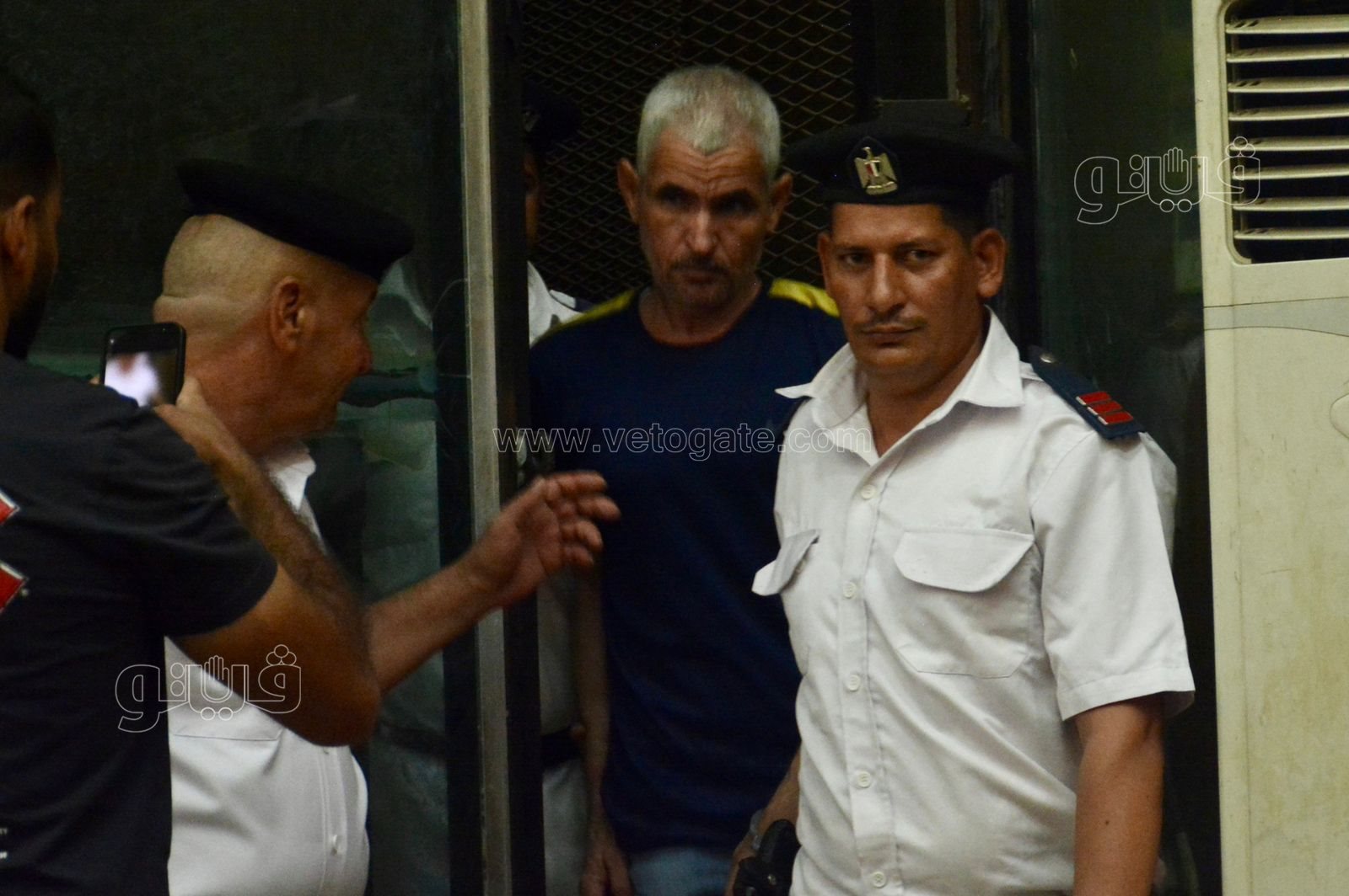 المتهم في مذبحة الريف الأوروبي يخفي وجهه أثناء محاكمته (2)