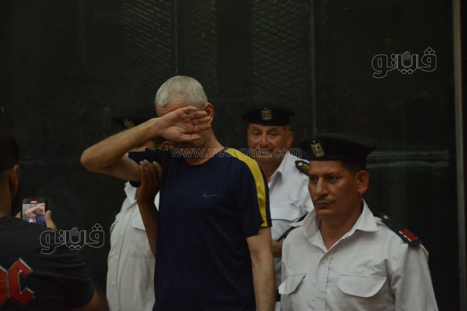 المتهم في مذبحة الريف الأوروبي يخفي وجهه أثناء محاكمته (4)