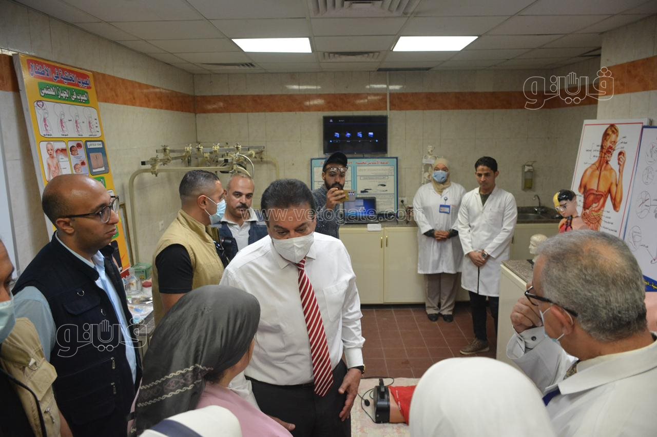 وزير الصحة يتفقد مستشفى الهرم التخصصي.. ويوجه بتطوير معامل مدارس التمريض (13)