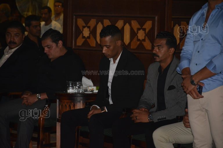 مصطفى كامل يؤدي واجب العزاء في حماة محمد رمضان (1)
