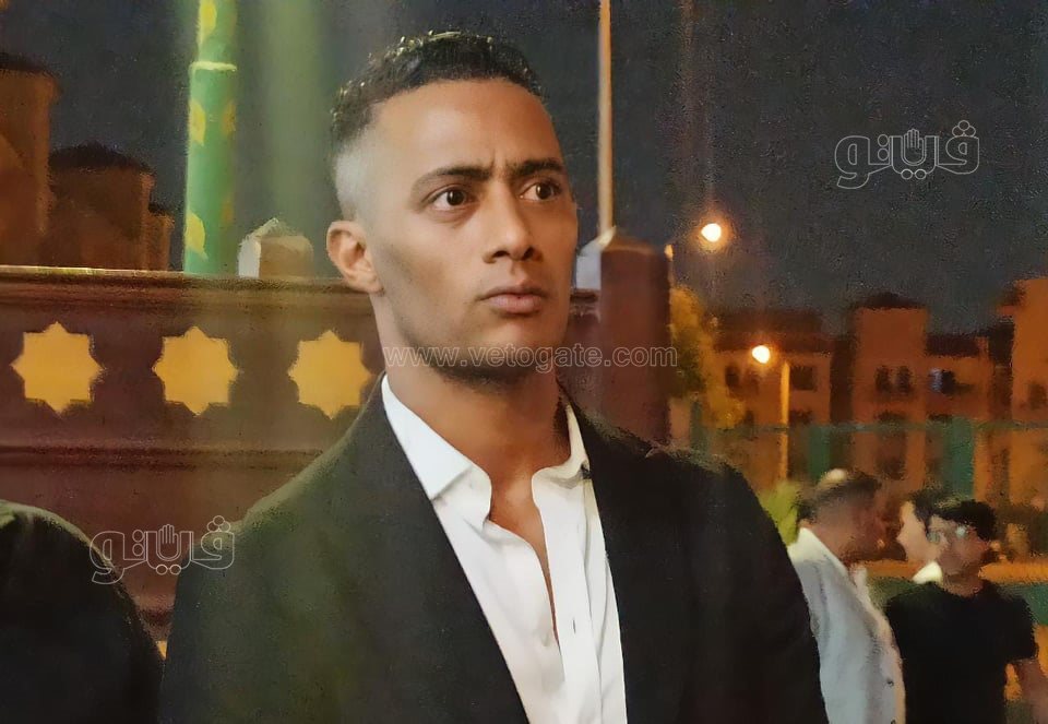 مصطفى كامل يؤدي واجب العزاء في حماة محمد رمضان (2)