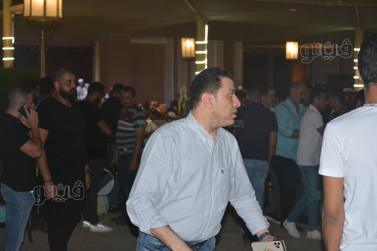 مصطفى كامل يؤدي واجب العزاء في حماة محمد رمضان (3)