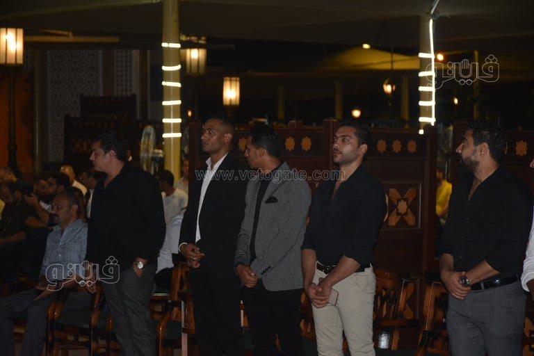 مصطفى كامل يؤدي واجب العزاء في حماة محمد رمضان (8)