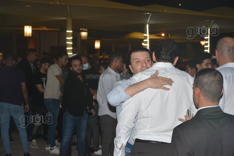 مصطفى كامل يؤدي واجب العزاء في حماة محمد رمضان (9)