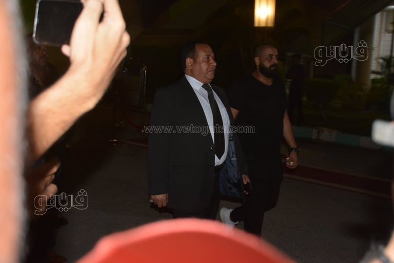 مصطفى كامل يؤدي واجب العزاء في حماة محمد رمضان (10)