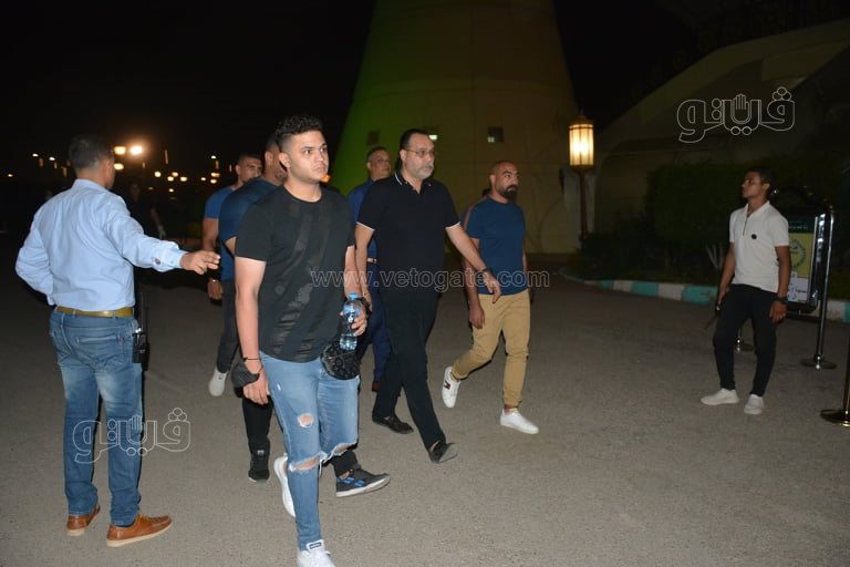 مصطفى كامل يؤدي واجب العزاء في حماة محمد رمضان (12)