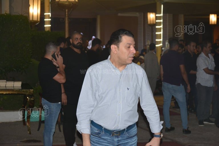 مصطفى كامل يؤدي واجب العزاء في حماة محمد رمضان (14)