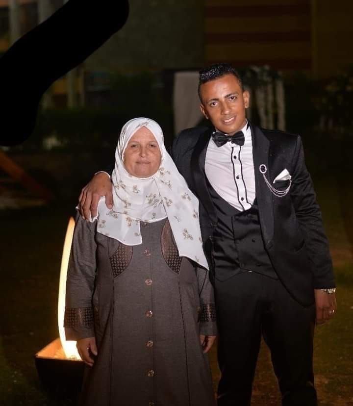 الام وأبنها