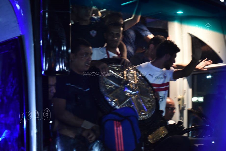  استقبال جماهير الزمالك درع الدوري لحظة وصوله لميت عقبة (6)