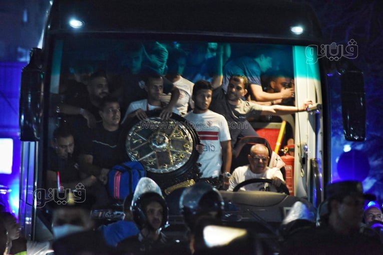  استقبال جماهير الزمالك درع الدوري لحظة وصوله لميت عقبة (8)