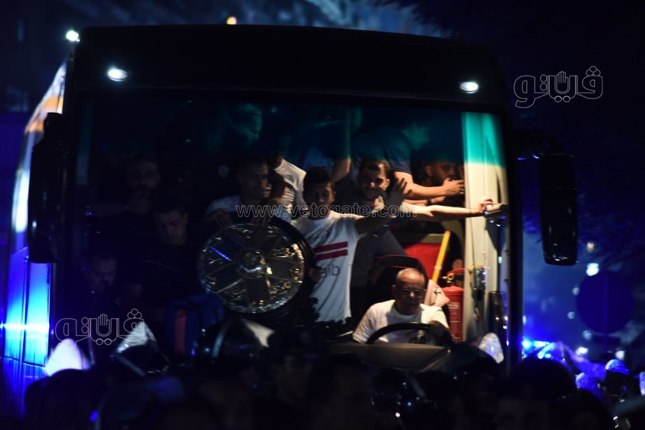  استقبال جماهير الزمالك درع الدوري لحظة وصوله لميت عقبة (12)