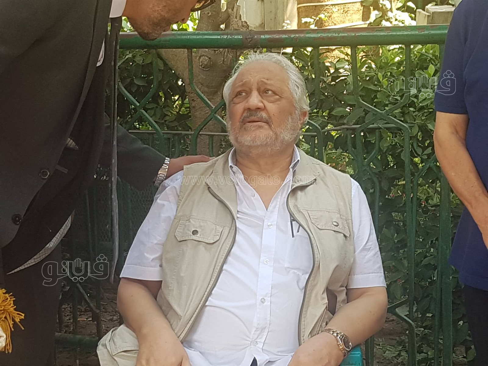 لم يتمالك دموعه.. خالد زكي يودع جثمان زوجته في مسجد مصطفى محمود (7)