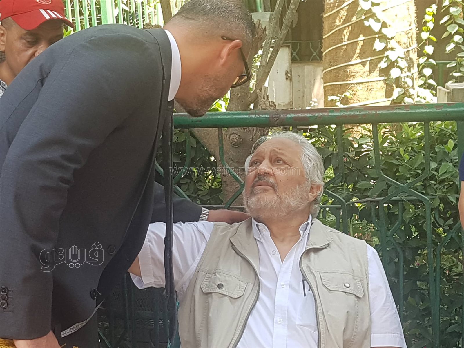 لم يتمالك دموعه.. خالد زكي يودع جثمان زوجته في مسجد مصطفى محمود (4)