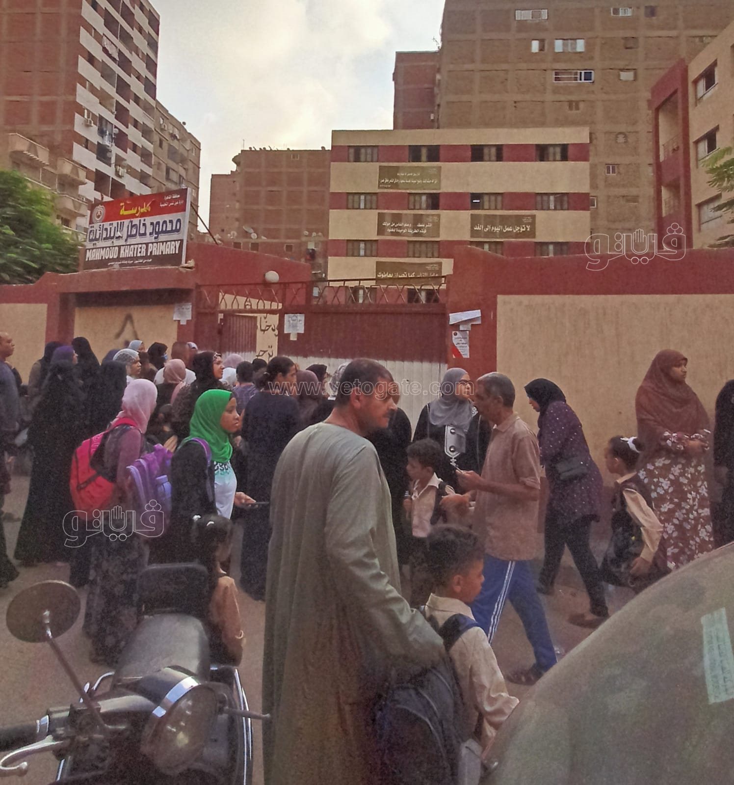 في أول أيام العام الدراسي.. أكوام الزبالة أمام بوابة مدرسة بعين شمس (6)