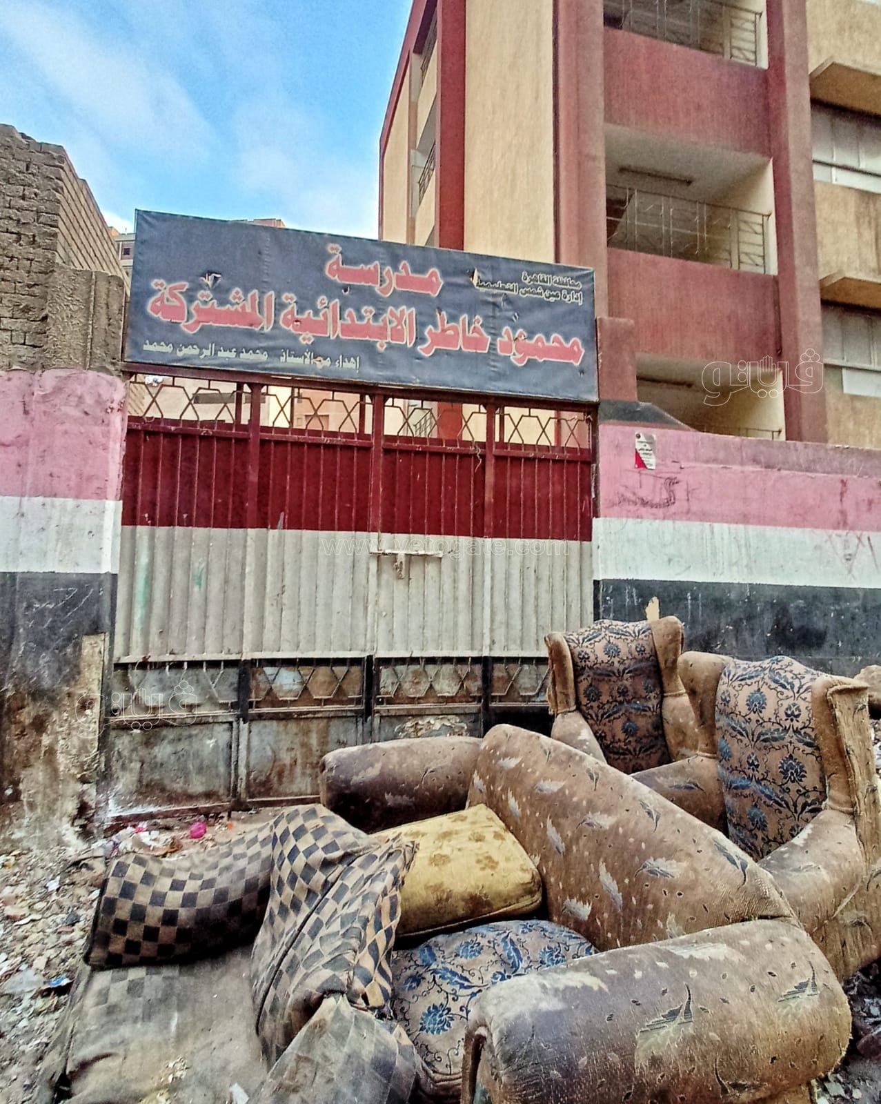 في أول أيام العام الدراسي.. أكوام الزبالة أمام بوابة مدرسة بعين شمس (7)