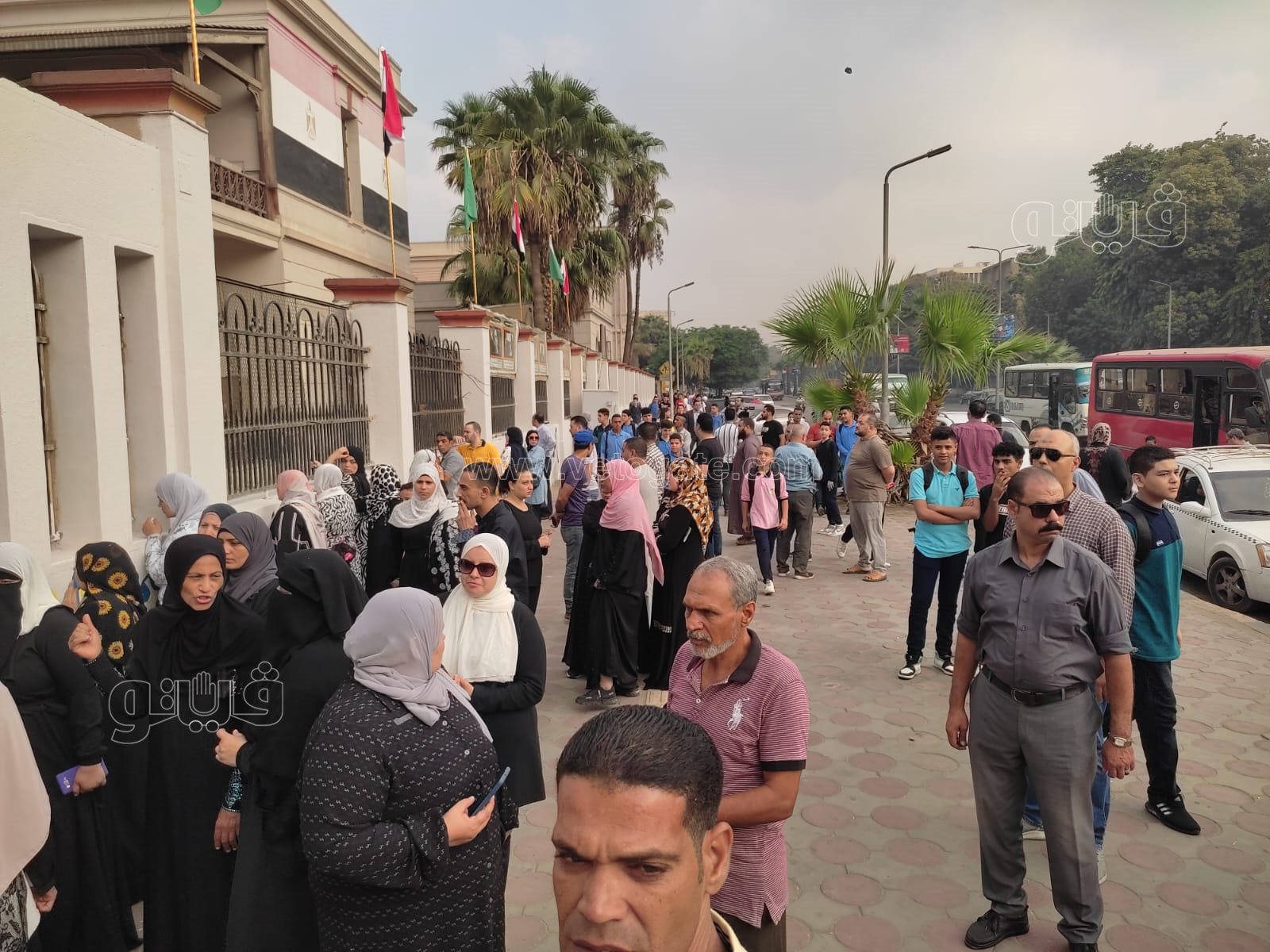 طوابير الطلاب أمام مدرسة السعيدية بأول أيام العام الدراسي الجديد (5)