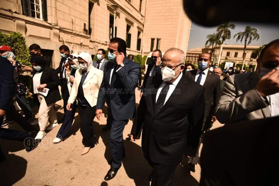 وزيرا التعليم العالي والصحة ورئيس جامعة القاهرة يتفقدون عمليات تطعيم الطلاب ضد كورونا (19)