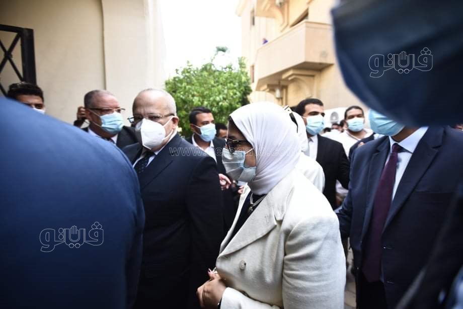 وزيرا التعليم العالي والصحة ورئيس جامعة القاهرة يتفقدون عمليات تطعيم الطلاب ضد كورونا (3)