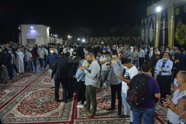 وزير القوى العاملة ومحافظ القليوبية يشاركان في عزاء محمود العربي (9)